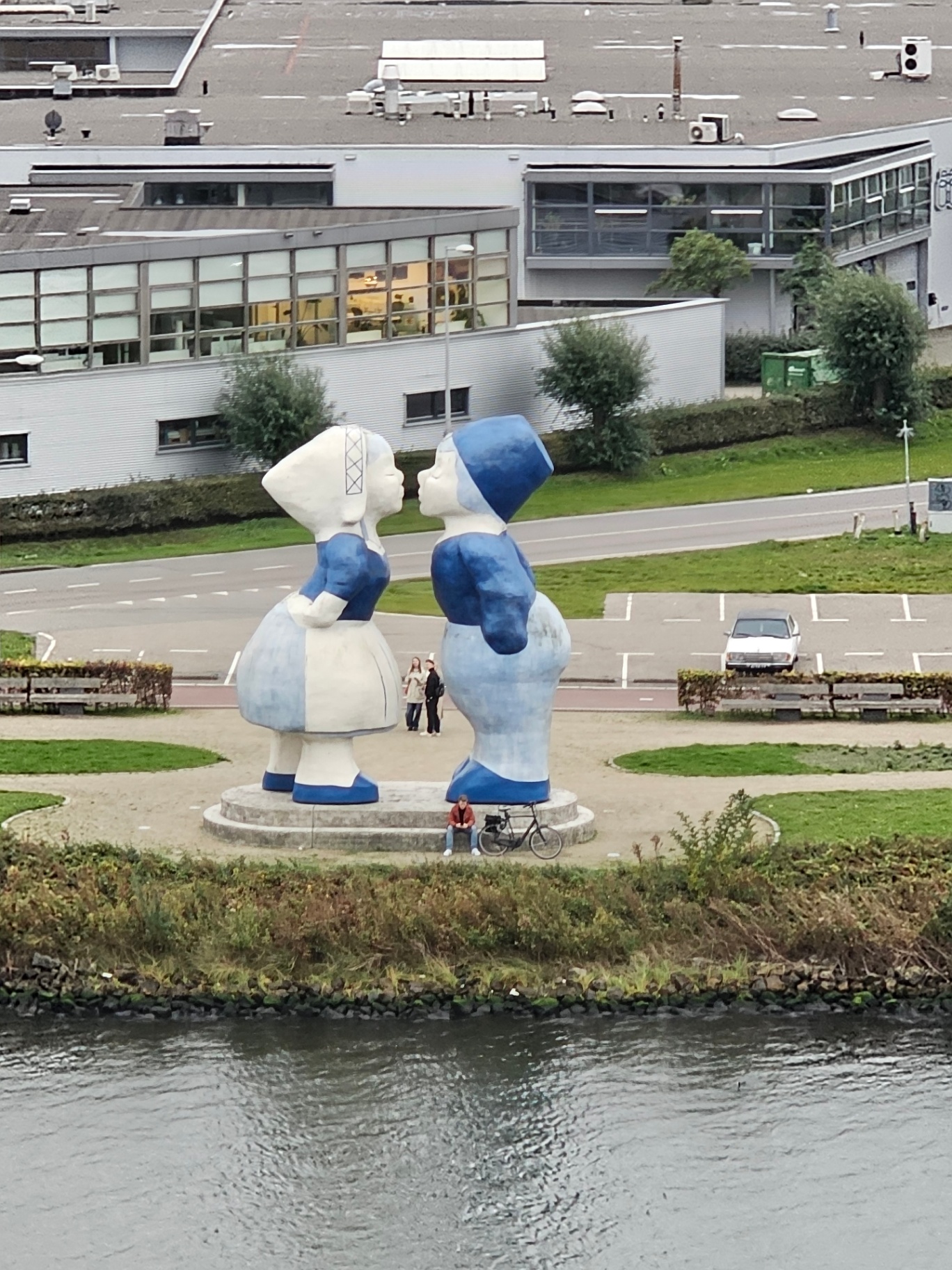 Large Dutch kissing couple sculpture beside the water